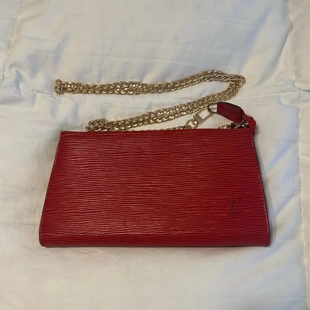 Louis Vuitton EPI Pochette AR0966 Crossbody Chain - Picture 5 of 14